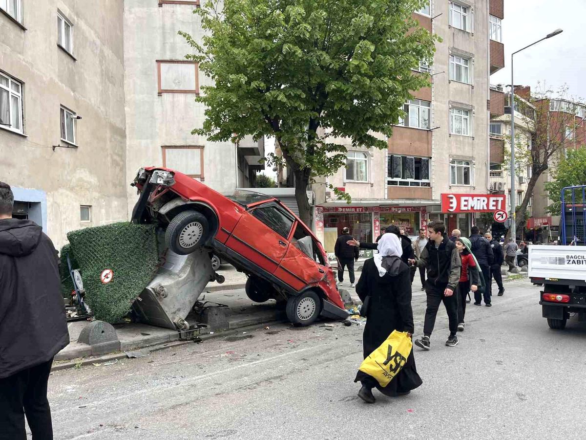 Bağcılar'da freni boşalan kamyon park halindeki 8 araca zarar verdi