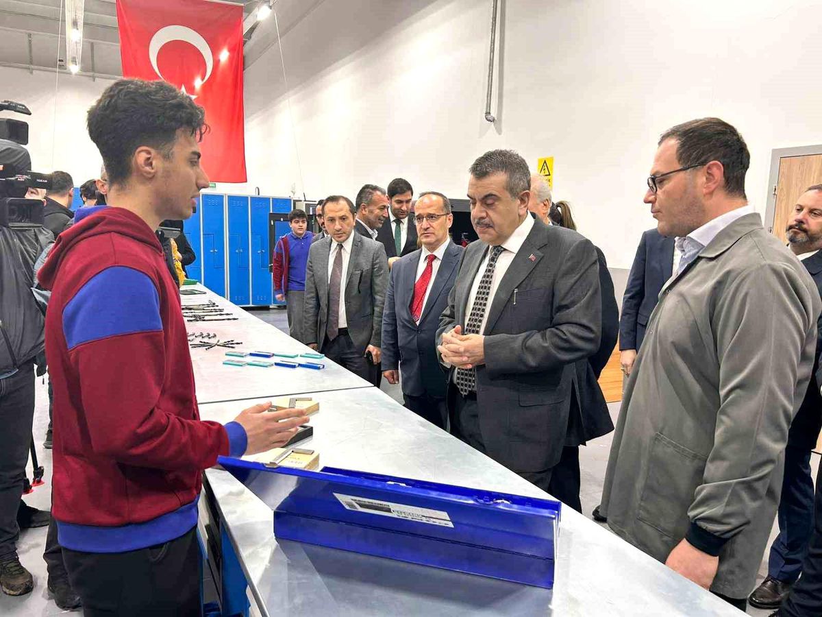 Bakan Tekin: "Ortaokullardan itibaren çocuklarımızın yeteneklerine göre ortaöğretim kurumu tercih edebilec...