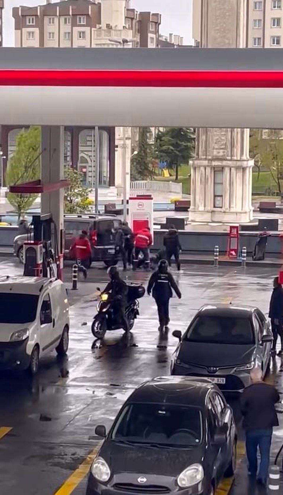 Başakşehir'de akaryakıt istasyonunda tekmeli yumruklu kavga