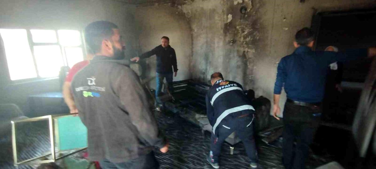 Başkale'de ev yangını