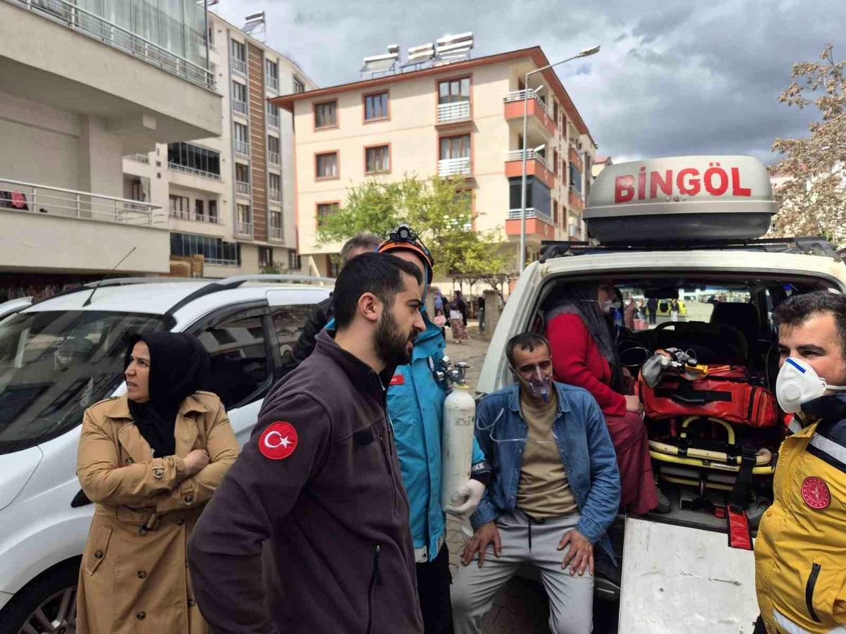 Bingöl'de dumanlar binayı sardı: 13 kişi dumandan etkilendi