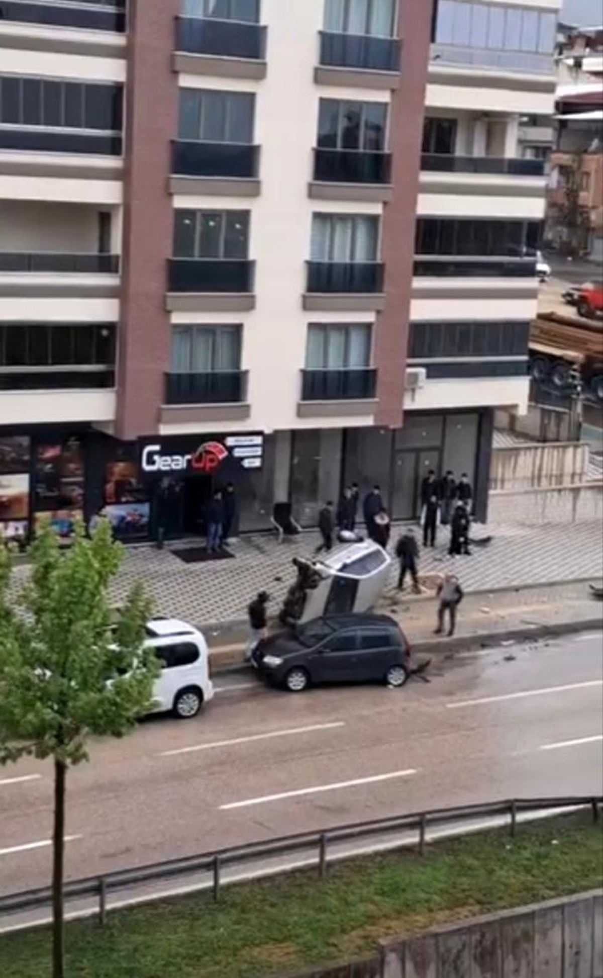 Bursa'da kontrolden çıkan otomobil takla attı