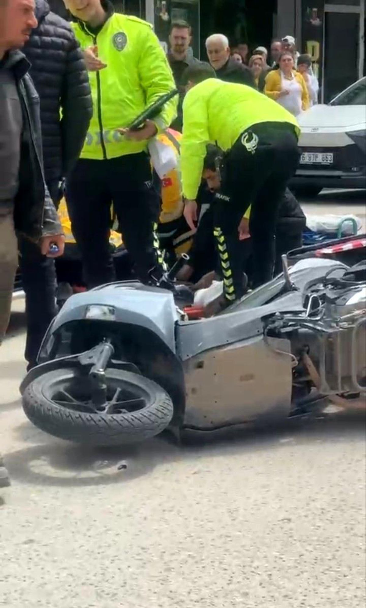 Bursa'da otomobilin çarptığı motosikletli kurye yaralandı