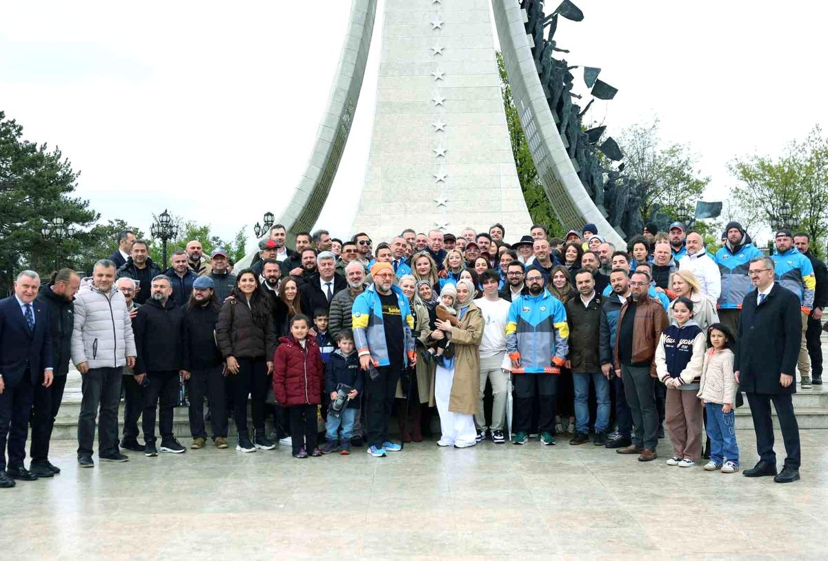 Cumhurbaşkanı Erdoğan, Doğu-Batı Dostluk ve İpek Yolu Rallisi'ne katılan grubu uğurladı
