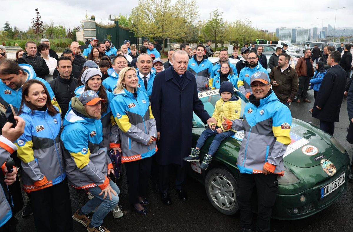 Cumhurbaşkanı Erdoğan, 'Doğu-Batı Dostluk ve İpek Yolu Rallisi'ne Katılan Sporcularla Buluştu