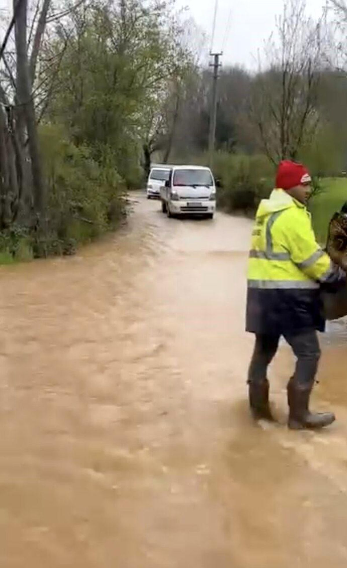 Dere taşkını yolu esir aldı, araçlar kontak kapattı