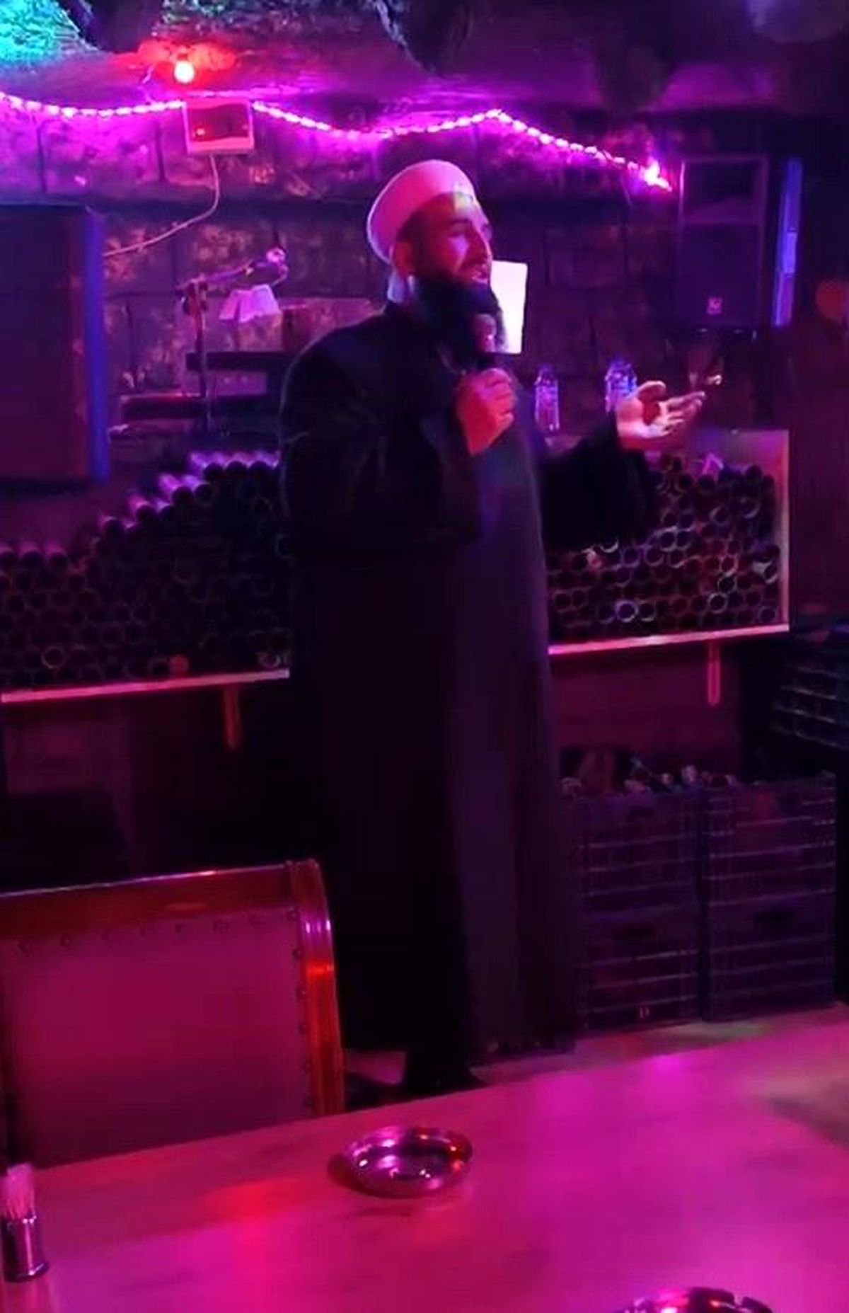 Eğlence mekanına girip ahireti anlattı