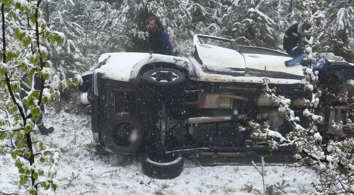 Elektrik arıza ekibinin aracı şarampole devrildi: 3 yaralı