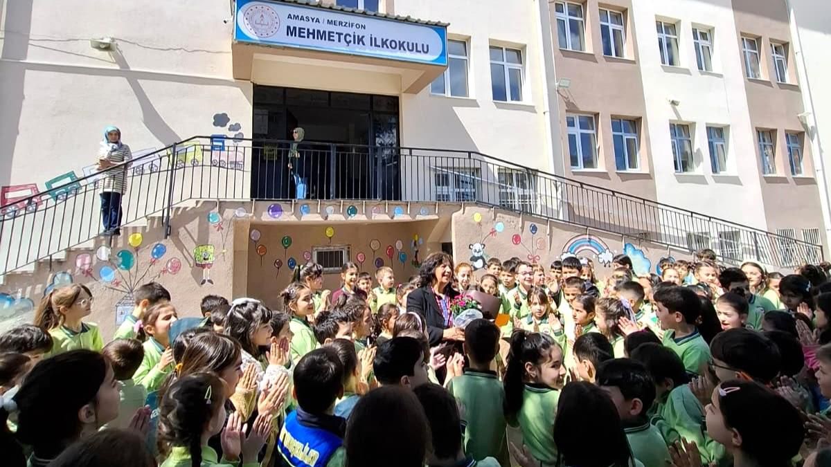 Emekli olan Güldane öğretmen öğrencilerine alkışlarla veda etti