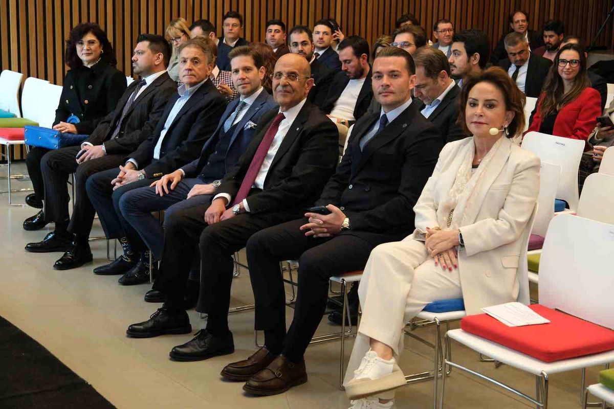 Emine Sabancı Kamışlı, EGİAD Dönüşüm Sahnesi'nde İzmir iş dünyasıyla buluştu