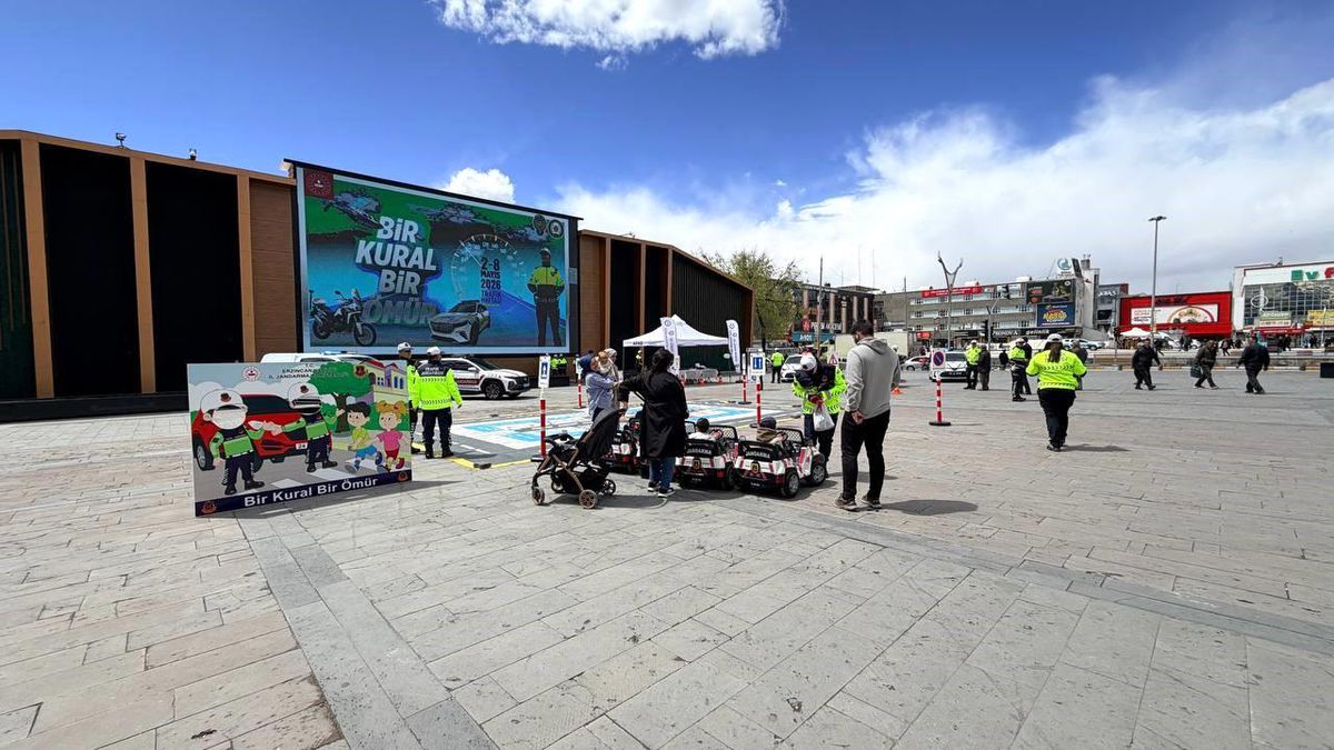 Erzincan'da uygulamalı trafik eğitimi verildi