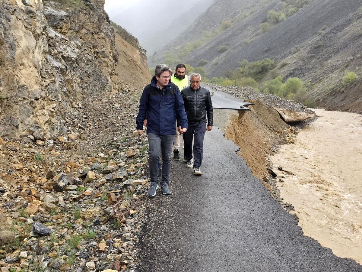 Erzincan Kemaliye'de sel hasarı: Yol çift yönlü kapatıldı