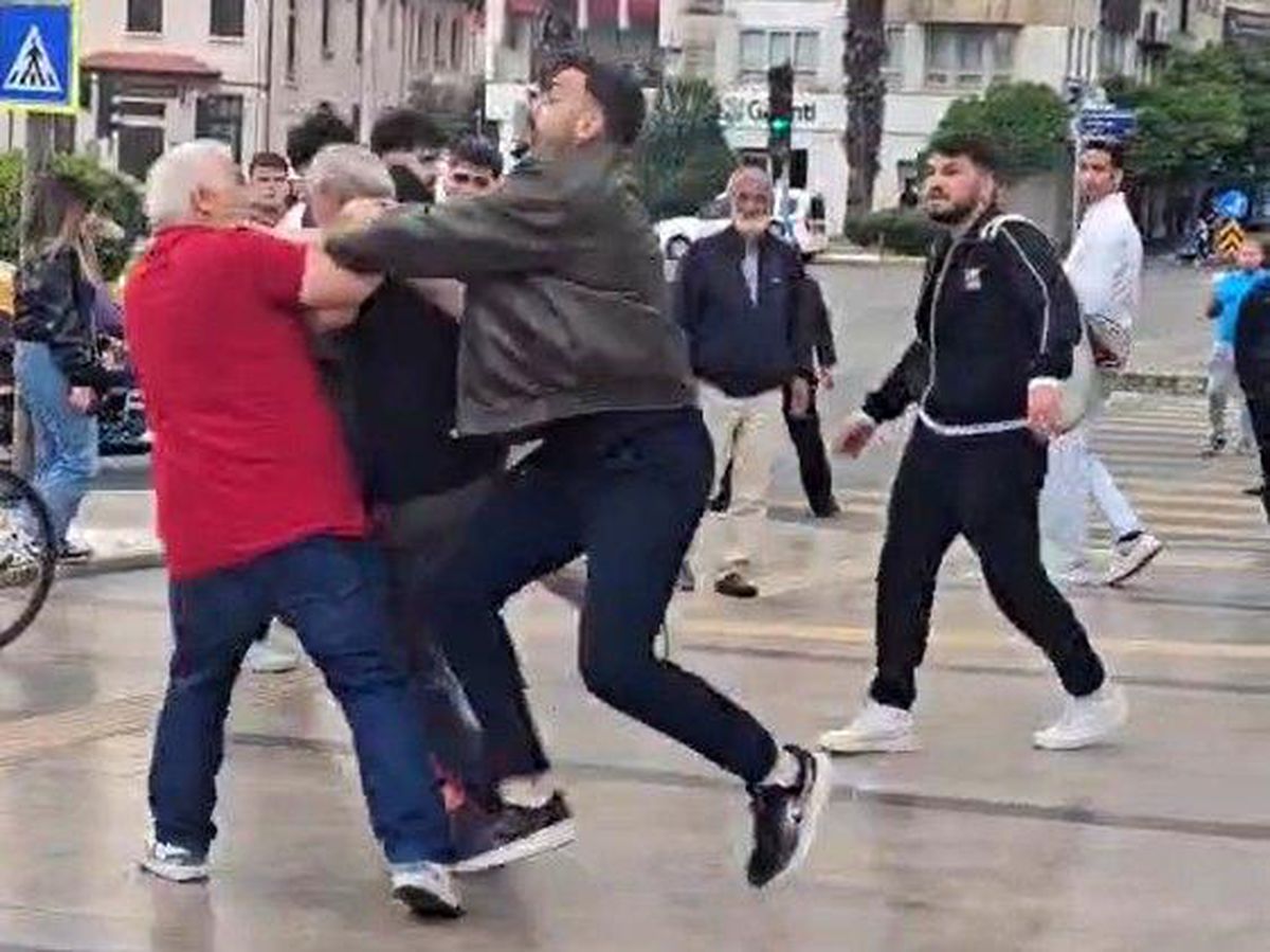 Eşinin gözü önünde darp edildi