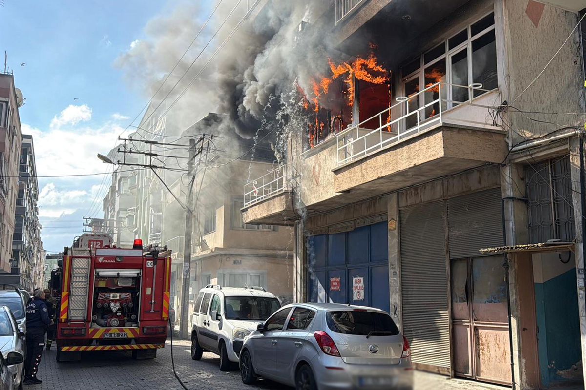 Manisa'da yaşlı adam evinde çıkan yangında hayatını kaybetti