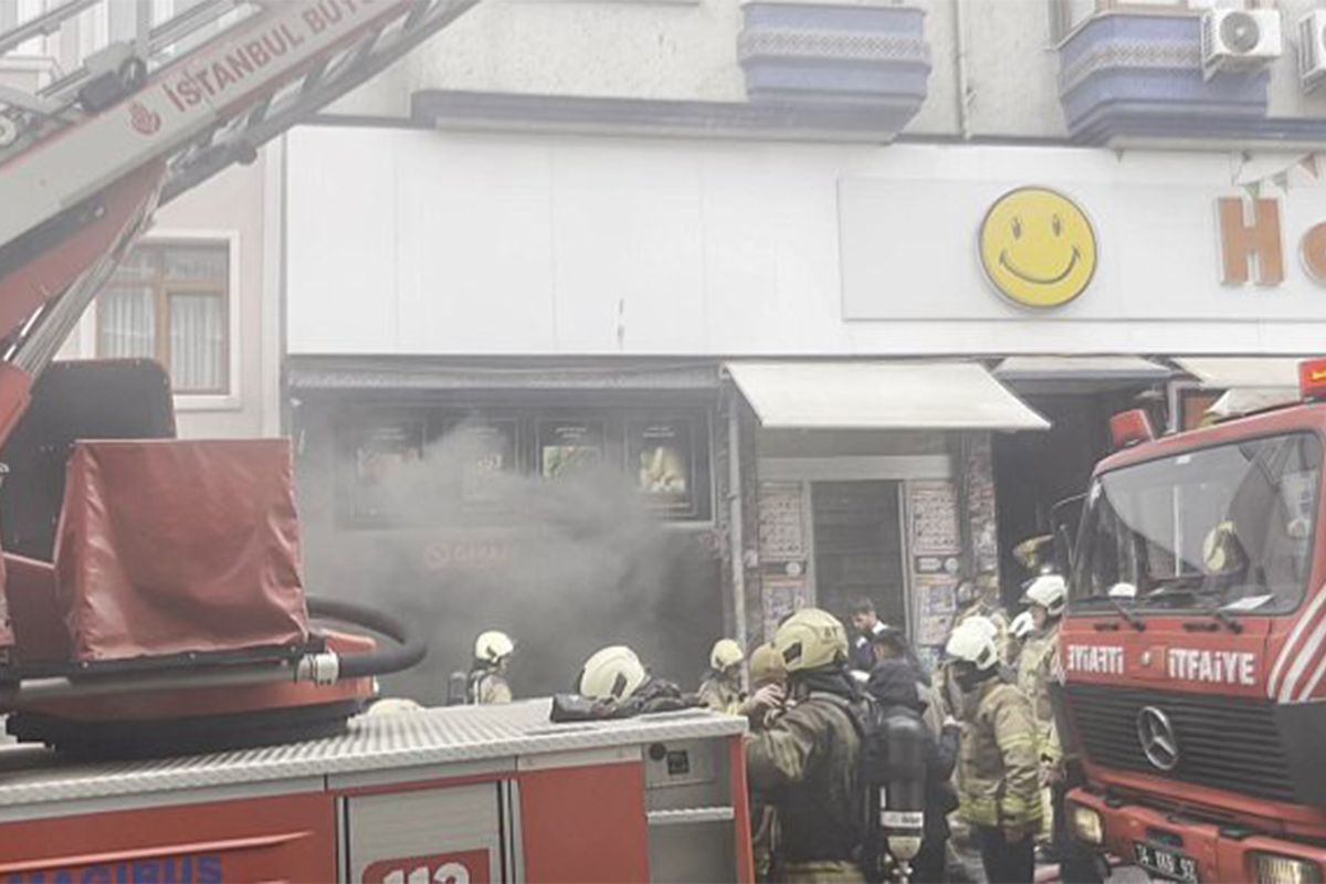 Fatih'te marketin deposunda yangın çıktı, binada mahsur kalanlar kurtarıldı