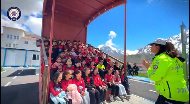 Hakkari polisinden öğrencilere uygulamalı trafik eğitimi