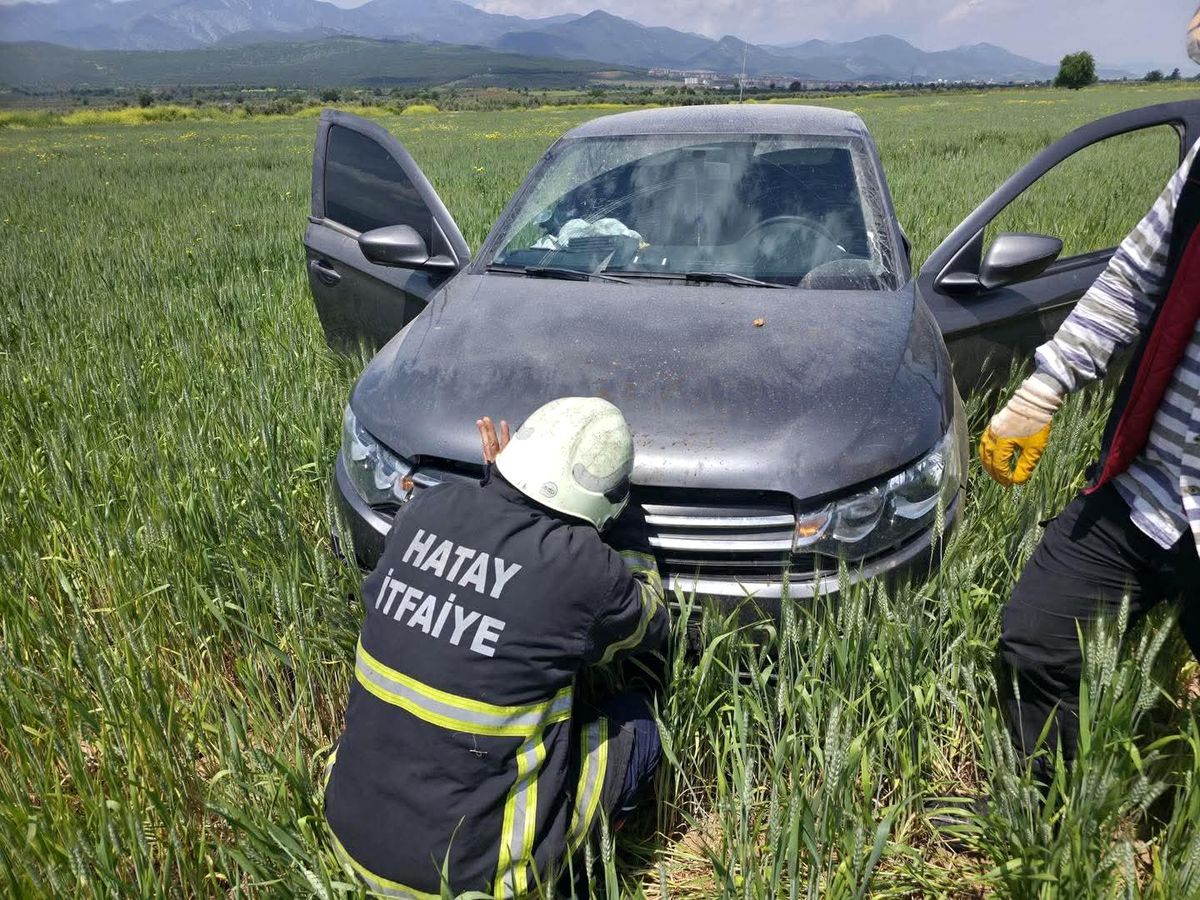 Hassa'da tarlaya uçan otomobilin sürücüsü yaralandı