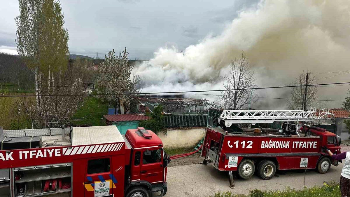 Isparta'da iki katlı ev, çıkan yangında zarar gördü