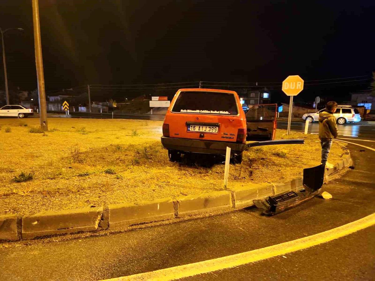Isparta'da iki otomobil kavşakta çarpıştı