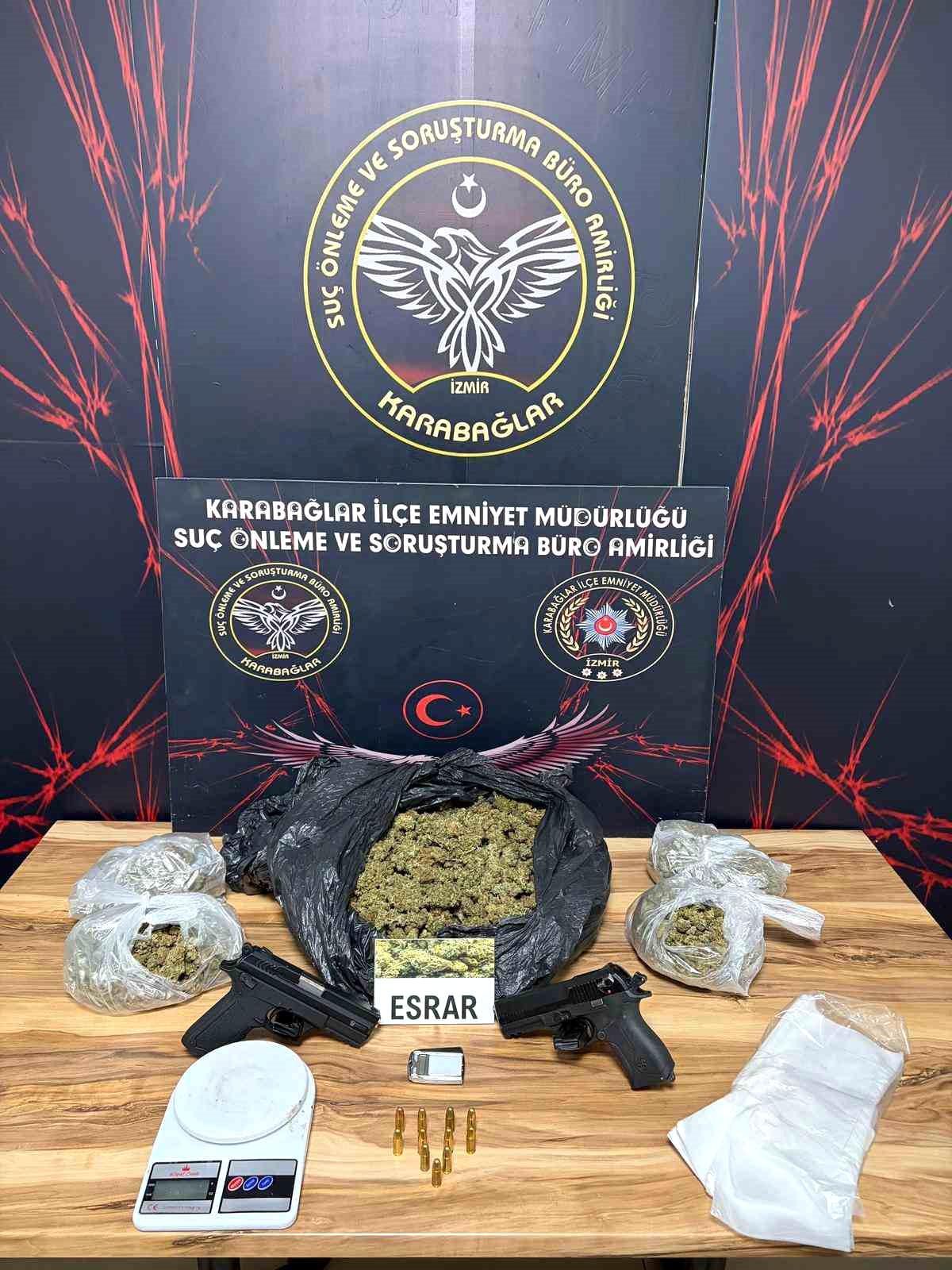 İzmir'de motosikletle uyuşturucu sevkiyatı yapan 3 şüpheli kovalamaca sonucu yakalandı