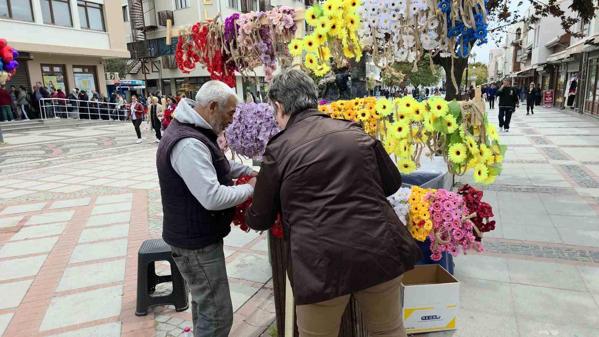 Kakava coşkusu renkli taçlar ile şimdiden sokaklarda