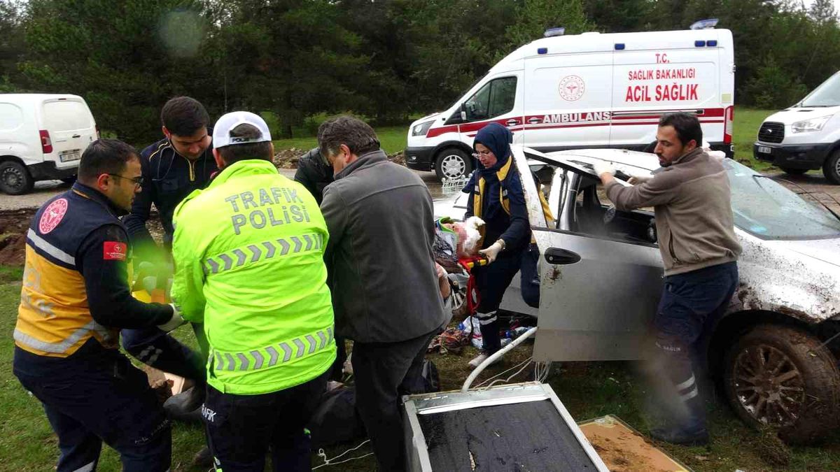 Kastamonu'da takla atan otomobildeki yaşlı çift yaralandı