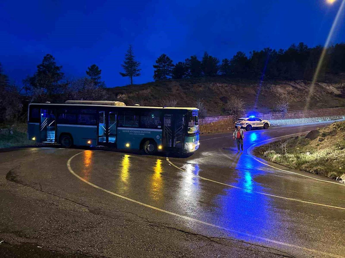 Kayseri'de alkollü bir şahıs çaldığı özel halk otobüsüyle kaza yaptı