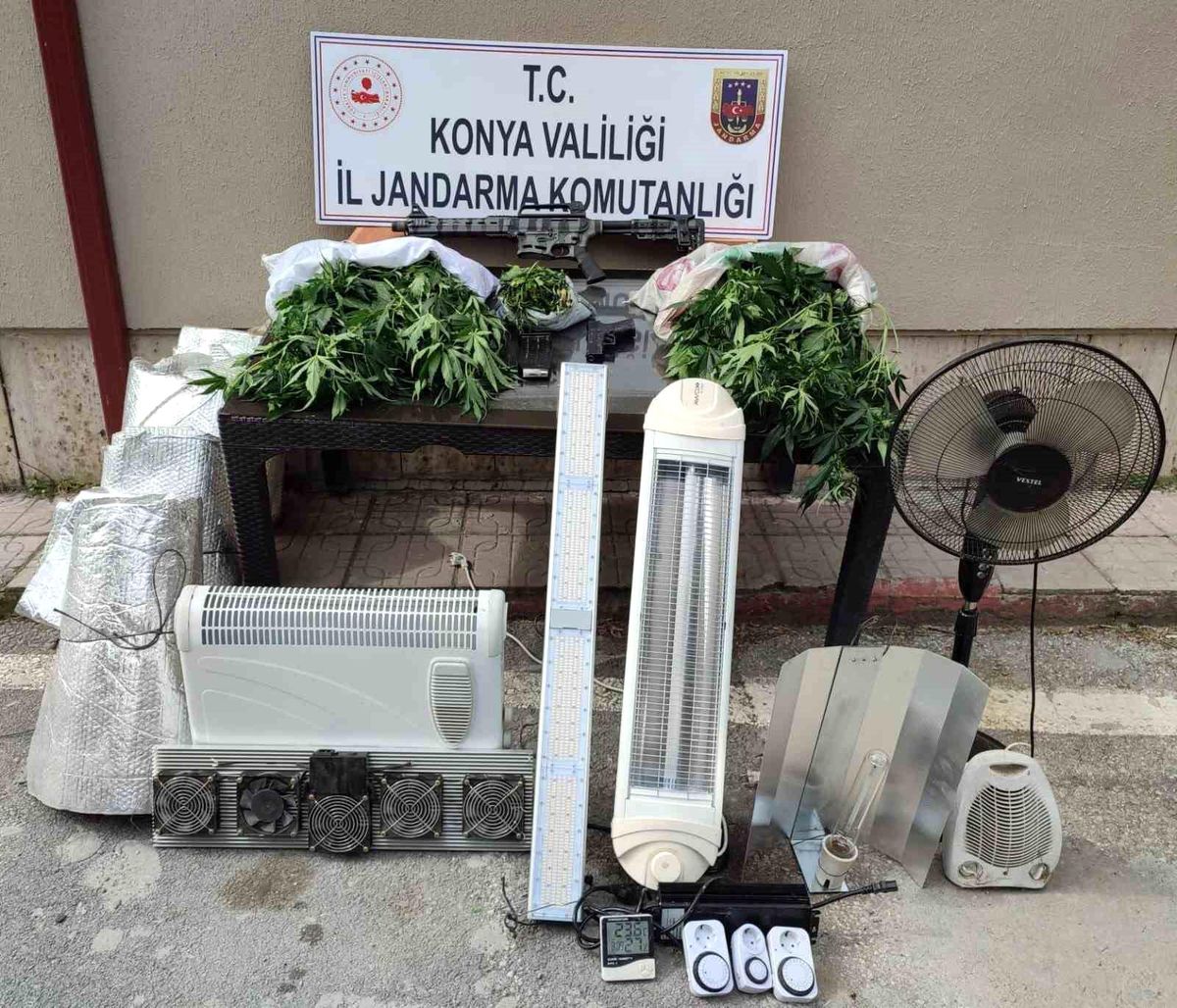 Konya'da uyuşturucu tacirlerine operasyon: 14 tutuklama