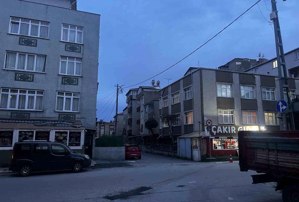 Küçükçekmece'de kahve önünde silahlı saldırı: 3 yaralı