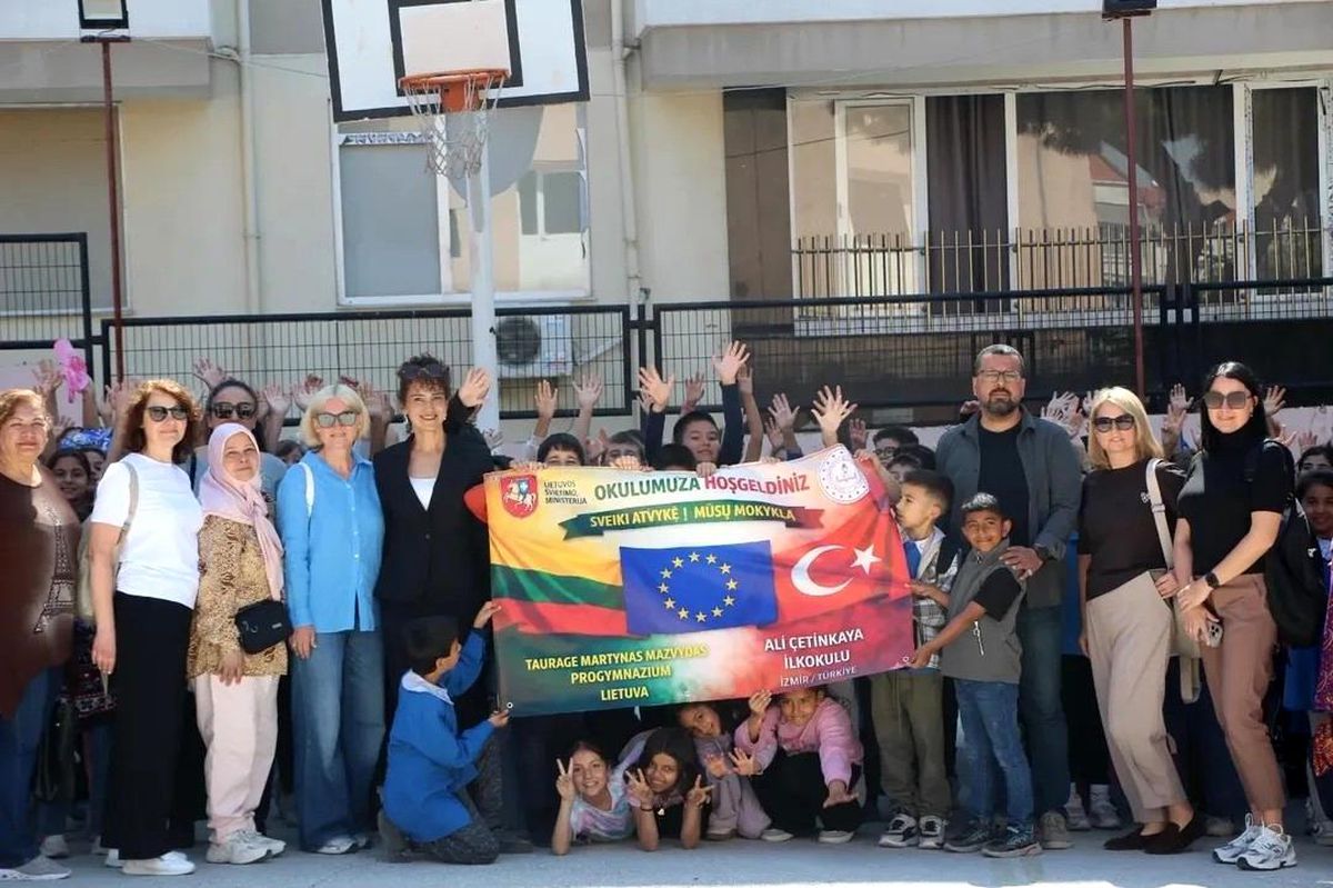 Litvanyalı öğretmenler Dikili'de Türk eğitim sistemini inceledi