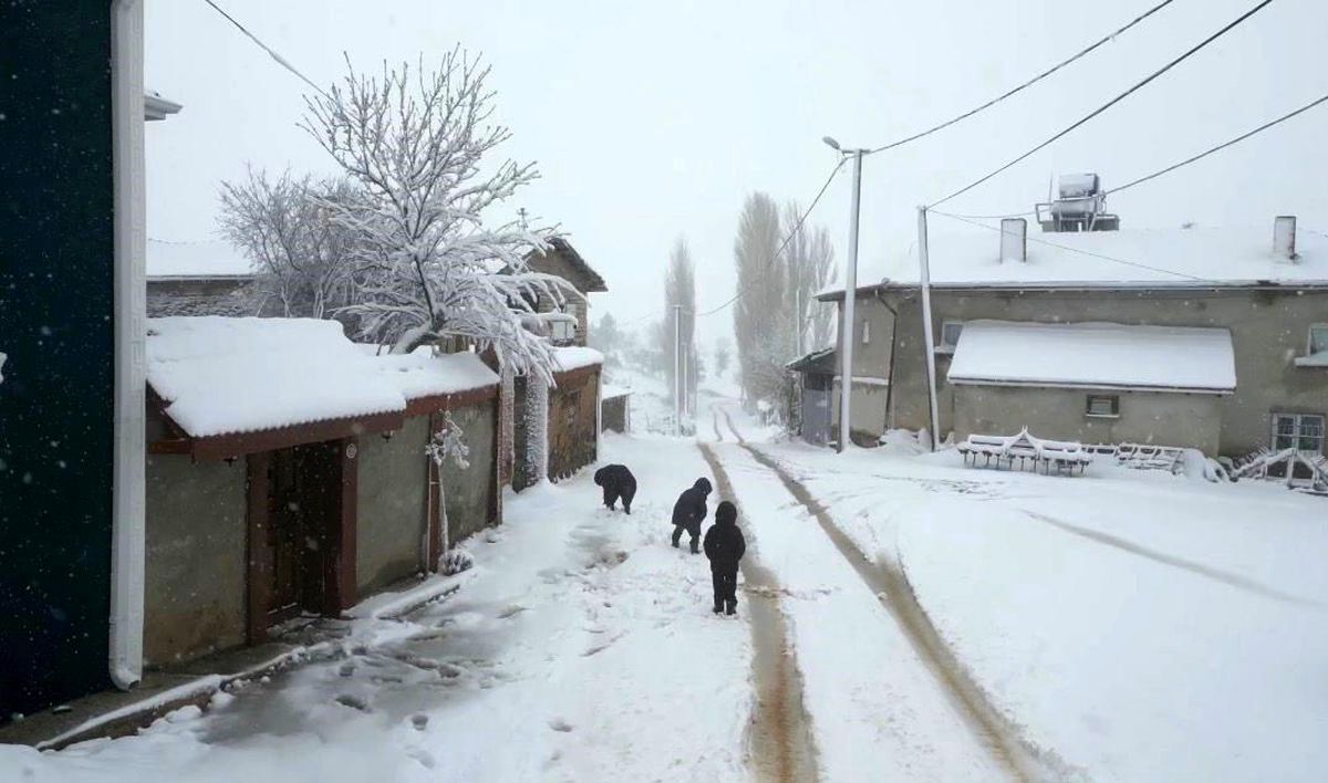 Mayıs ayında çocukların kartopu keyfi