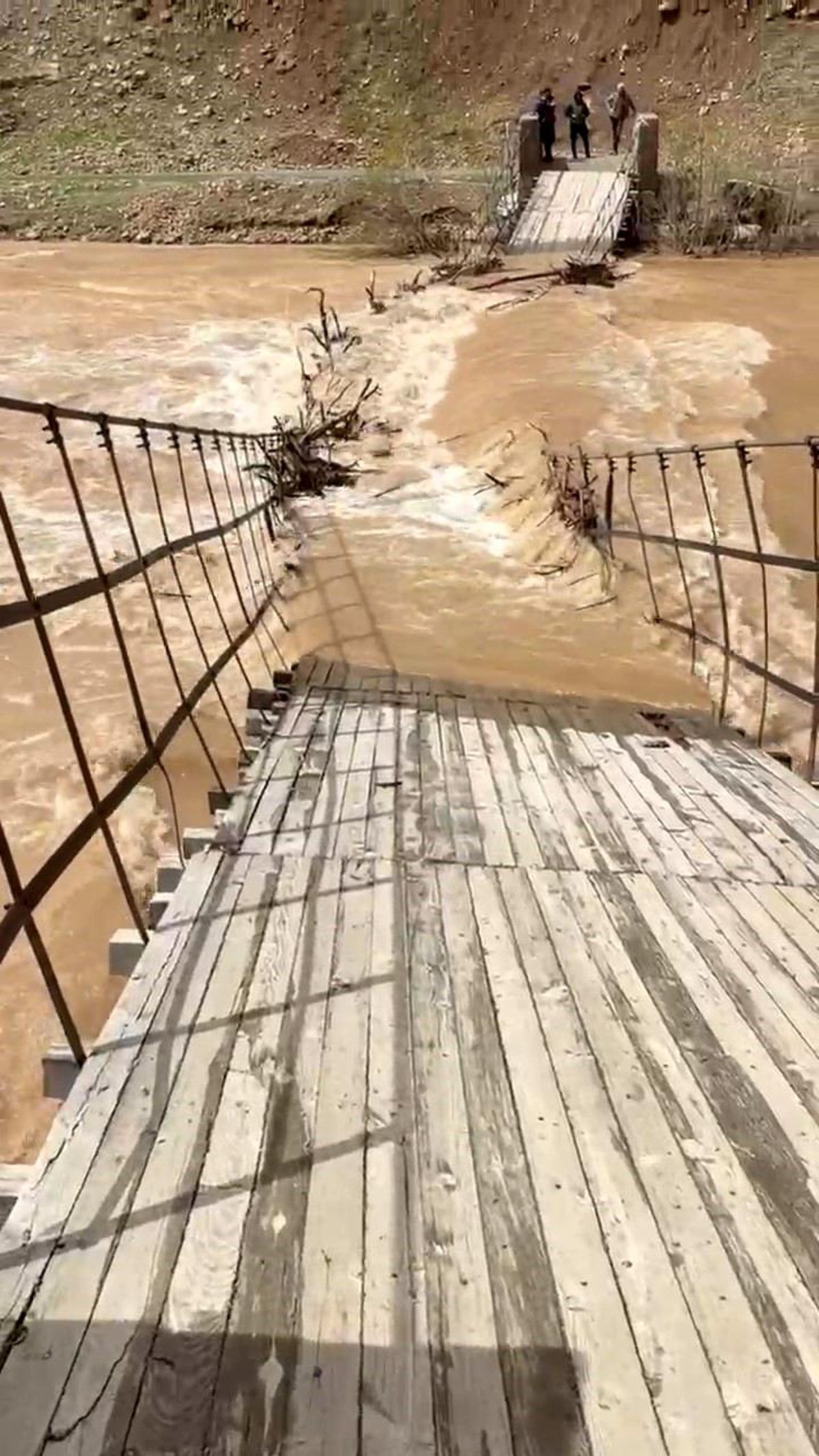 Munzur Nehri taştı, asma köprü çöktü