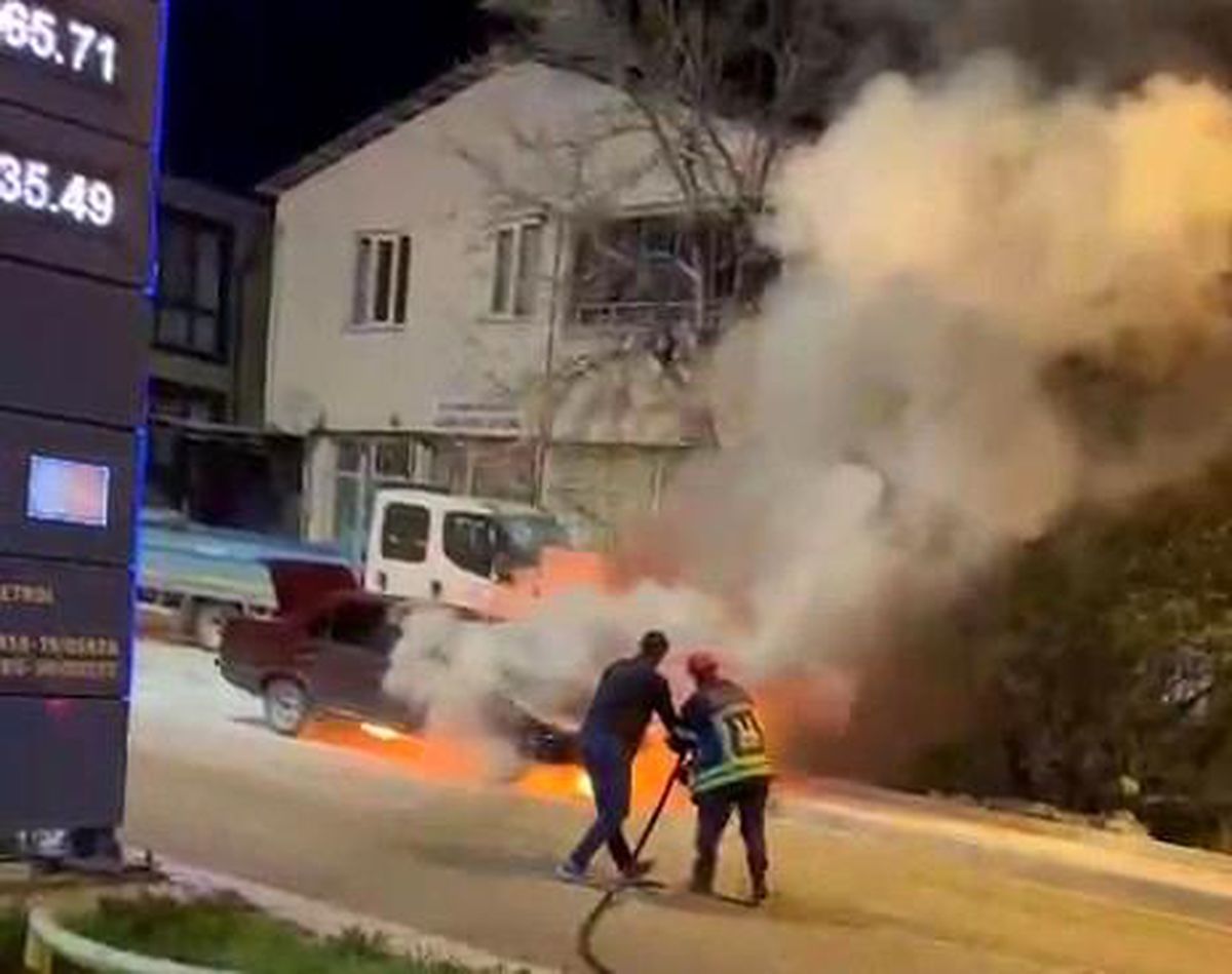 Oltu'da araç yangını korkuttu