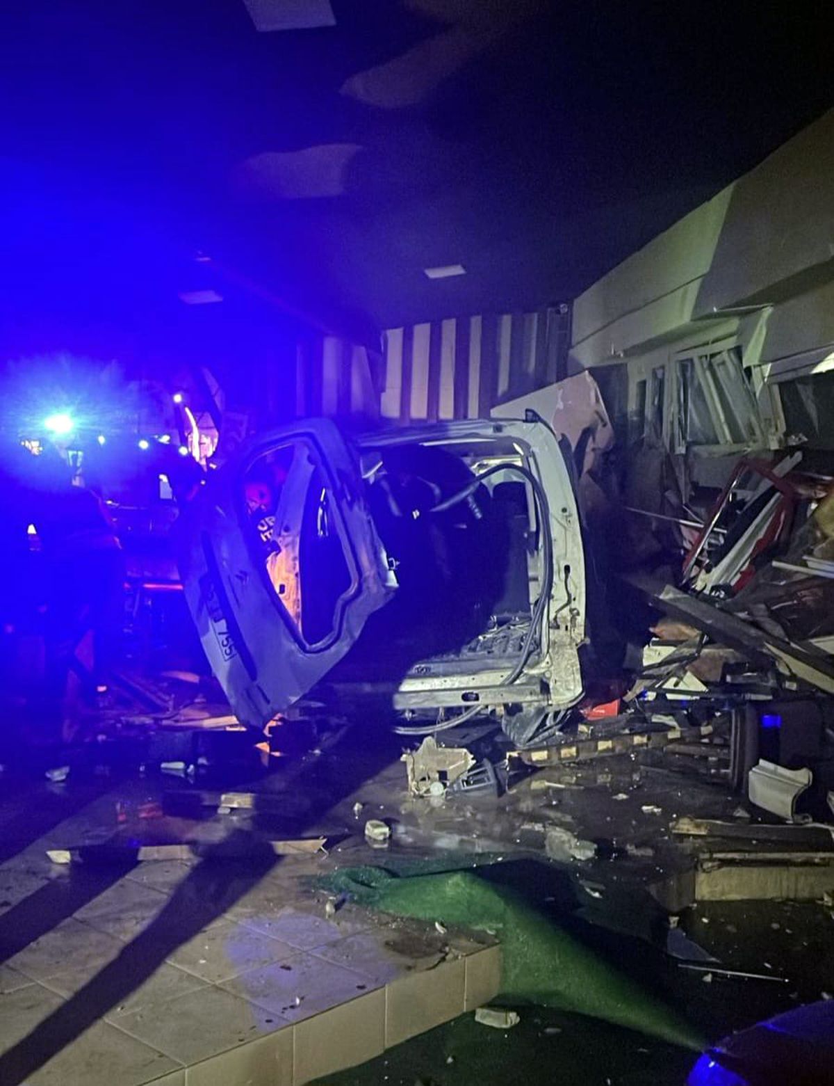 Ordu'da otomobil iş yerine girdi: 2 yaralı