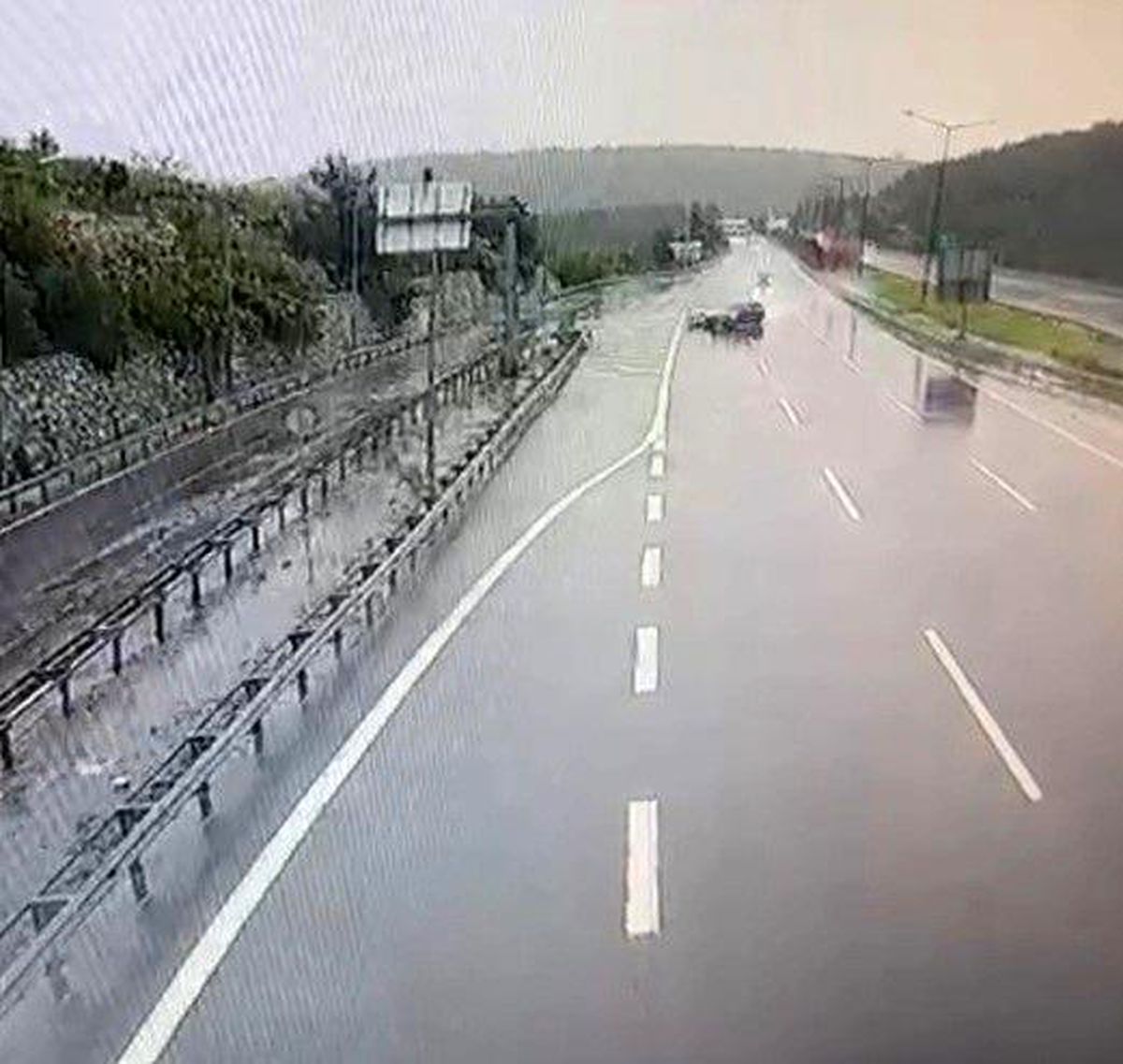 Otomobil bariyerlere ve araca çarptı