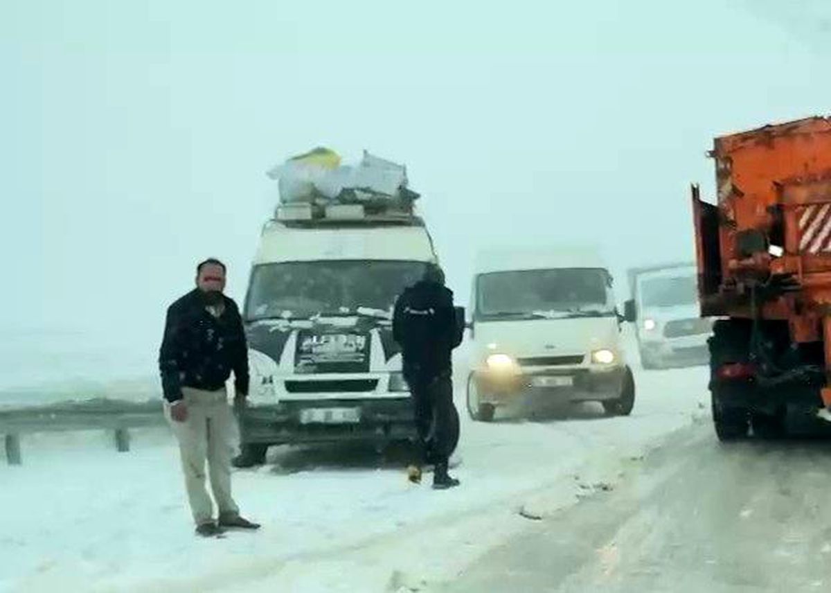 Palandöken Geçidi baharda da geçit vermedi, sürücülerin imdadına ekipler yetişti