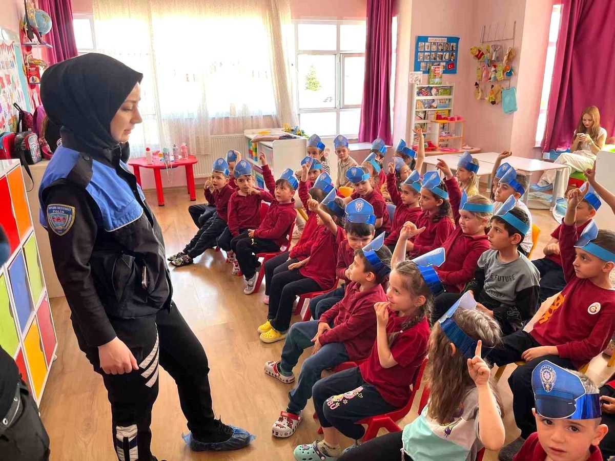 Polislerden miniklere eğitim