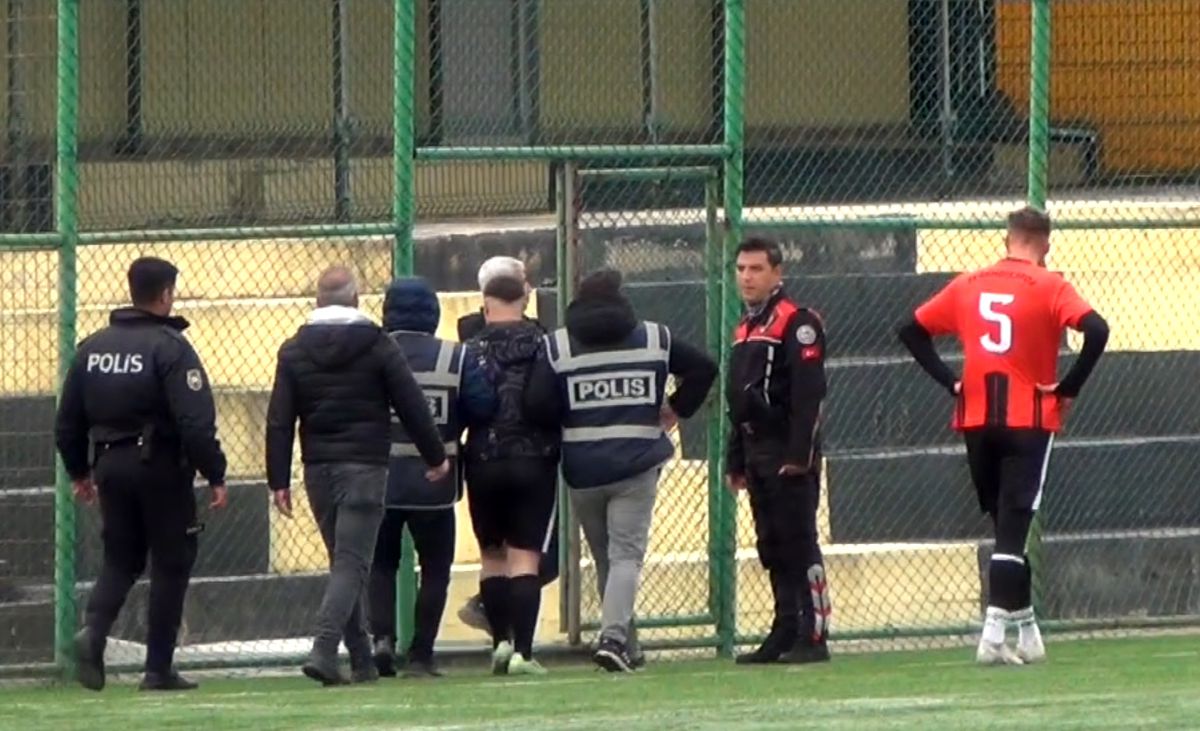 Sahaya girip hakeme yumruk atan futbolcu serbest kaldı, kulübüyle ilişiği kesildi