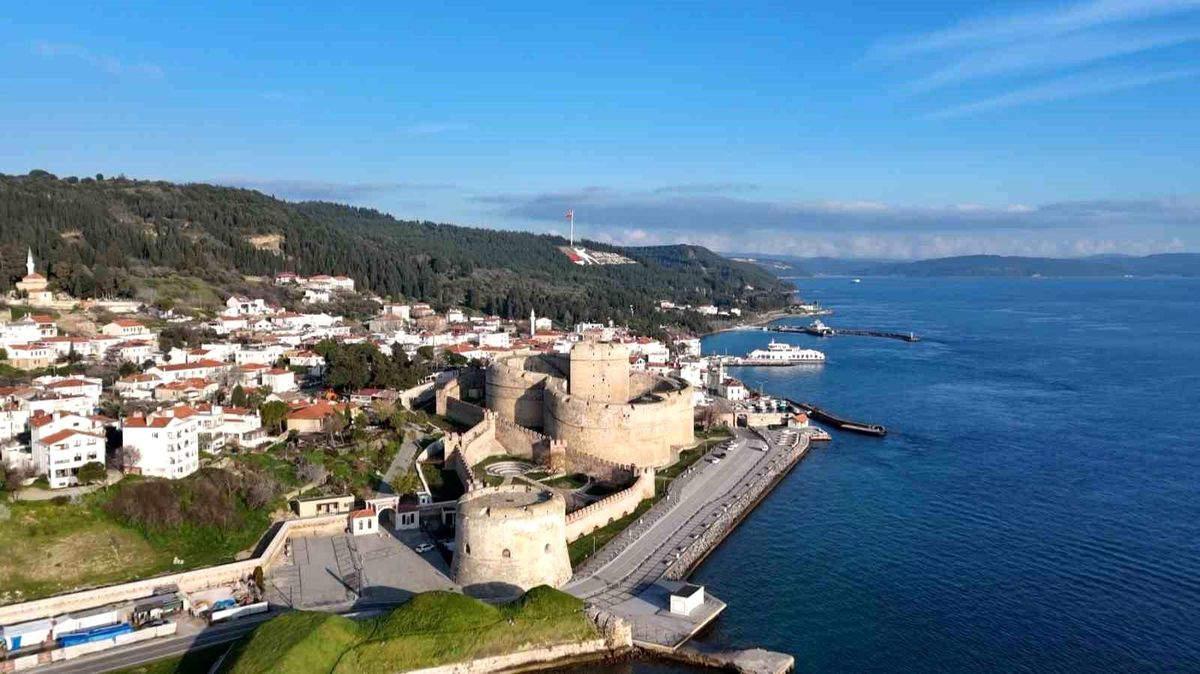 Sarı kule, Çanakkale Boğazı'na giren düşman gemilerini beyaz flama ile bildiriyordu