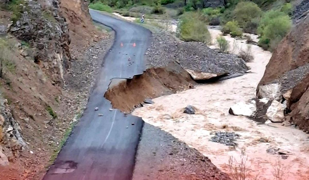 Sel vurdu, heyelan kapattı: Başbağlar'a ulaşım kesildi