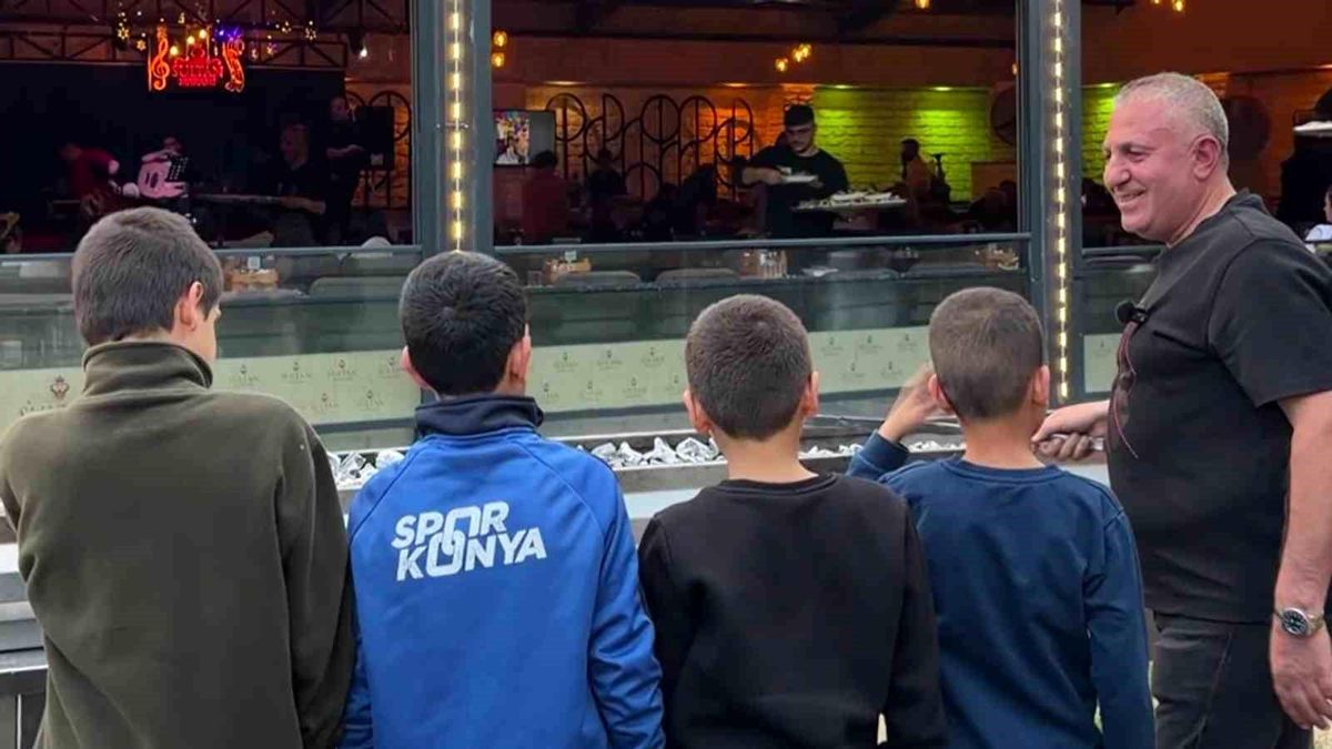 Sevgi evlerinde kalan çocuklar mangal başında