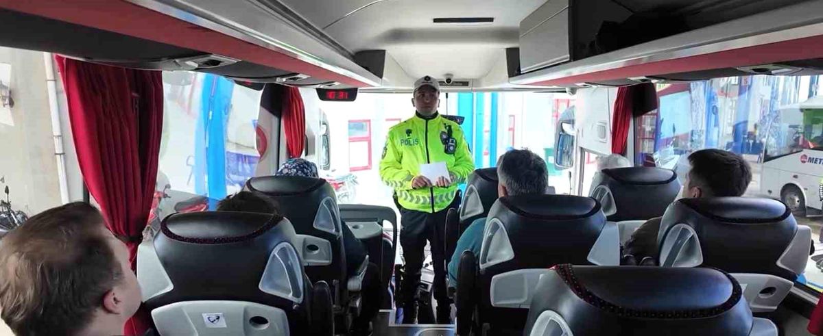 Sinop'ta polisten yolculara 'kemer' uyarısı