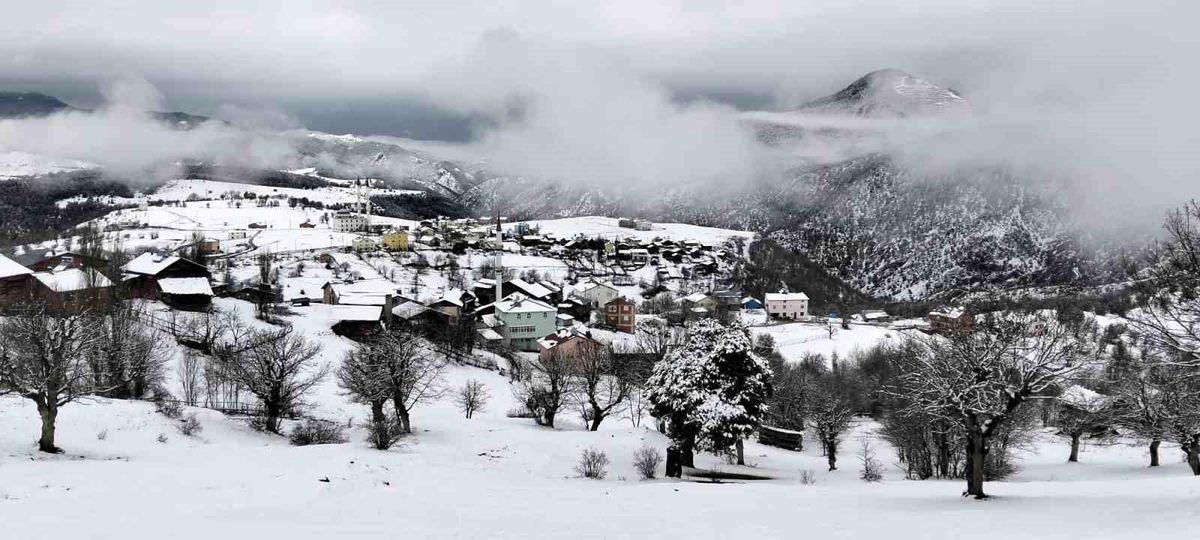 Sivas'ın baharı kışı aratmadı, yüksek kesimlerde kar etkili oldu