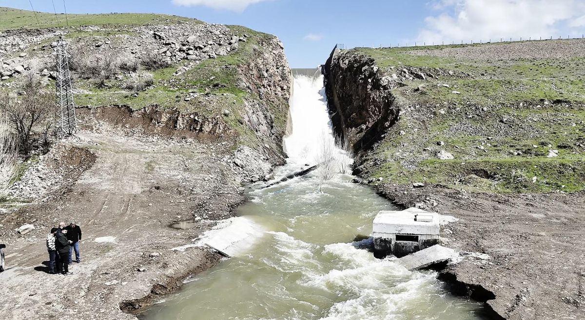 Ağrı'da Patnos Barajı yüzde 100 doluluğa ulaştı, kapaklar kontrollü açıldı