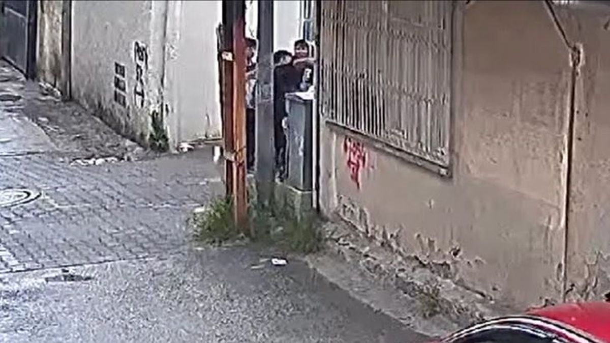 Adana'da evsiz 52 yaşındaki adam tartıştığı üç çocuk tarafından sokakta darbedildi; saldırı güvenlik kamerasında