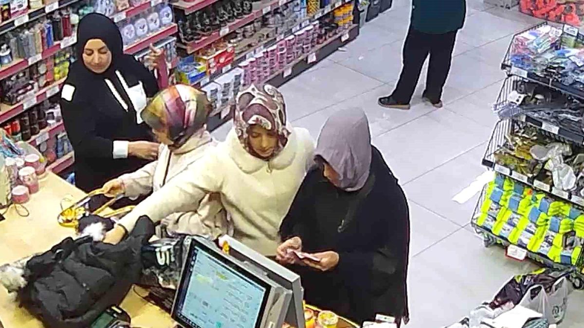 Teyze ve yeğenin çaldığı parayla alışveriş yaptığı anlar görüntülendi