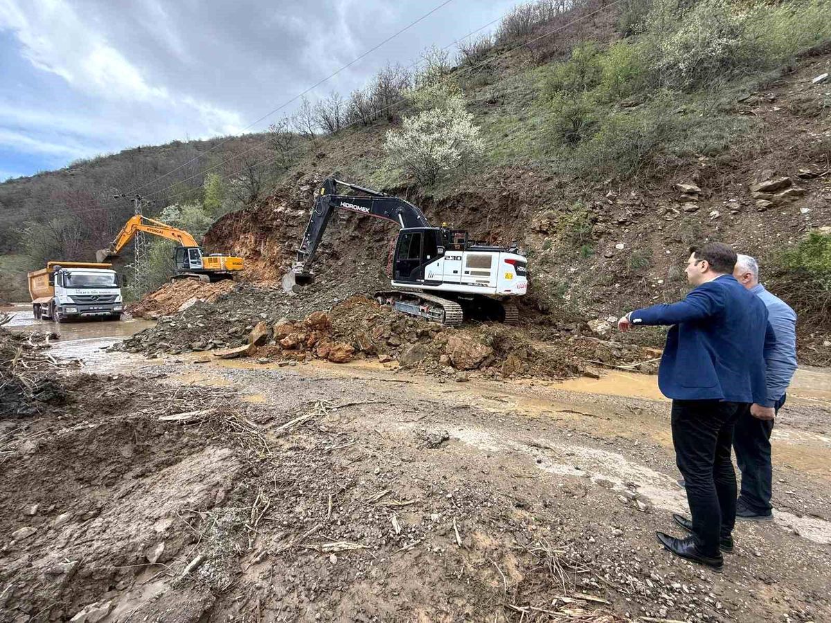 Tokat'ta sağanak sonrası taşkında köy yolu ulaşıma kapandı