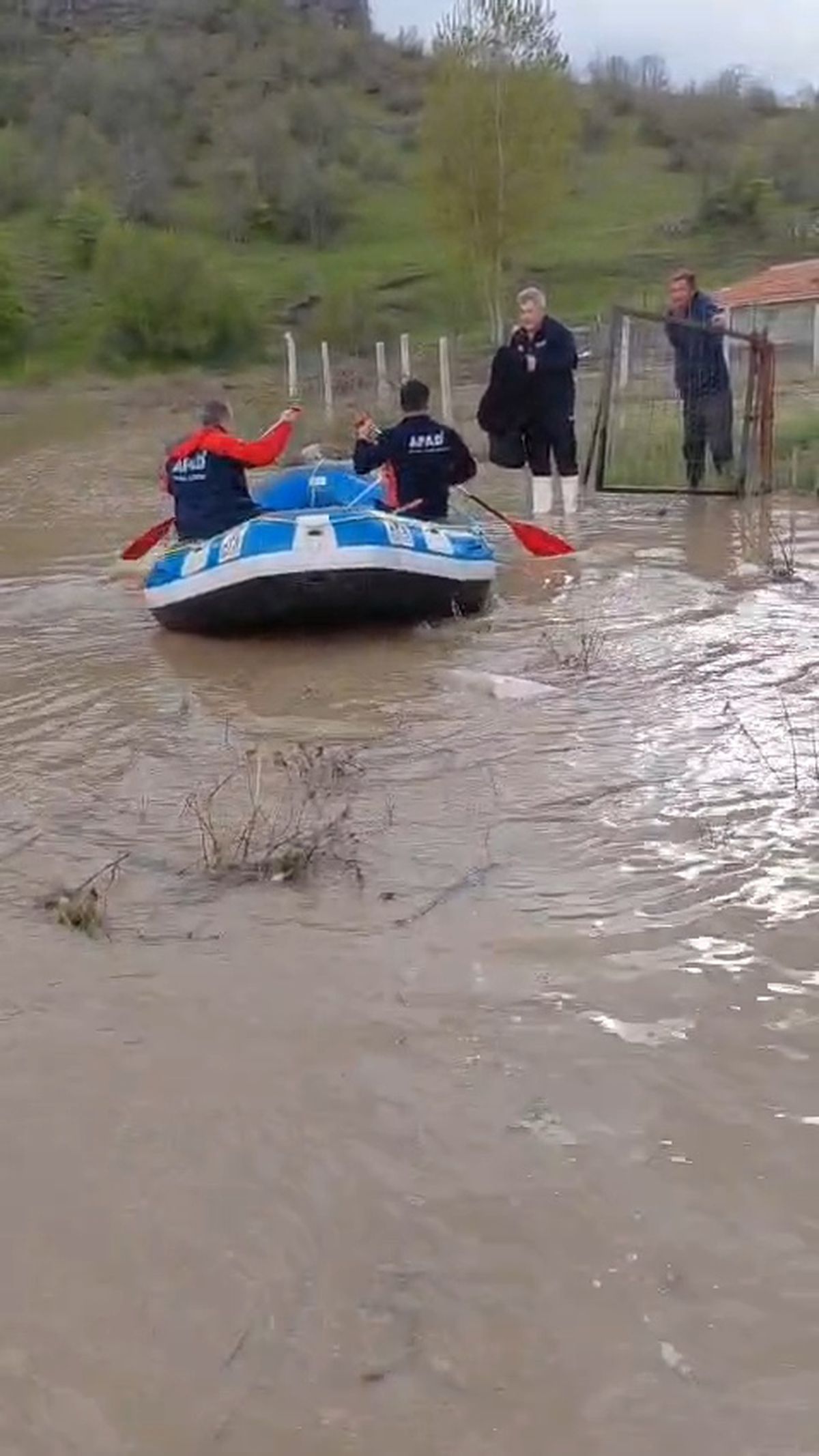 Tokat'ta su basan evlerinde mahsur kalanları AFAD botla kurtardı