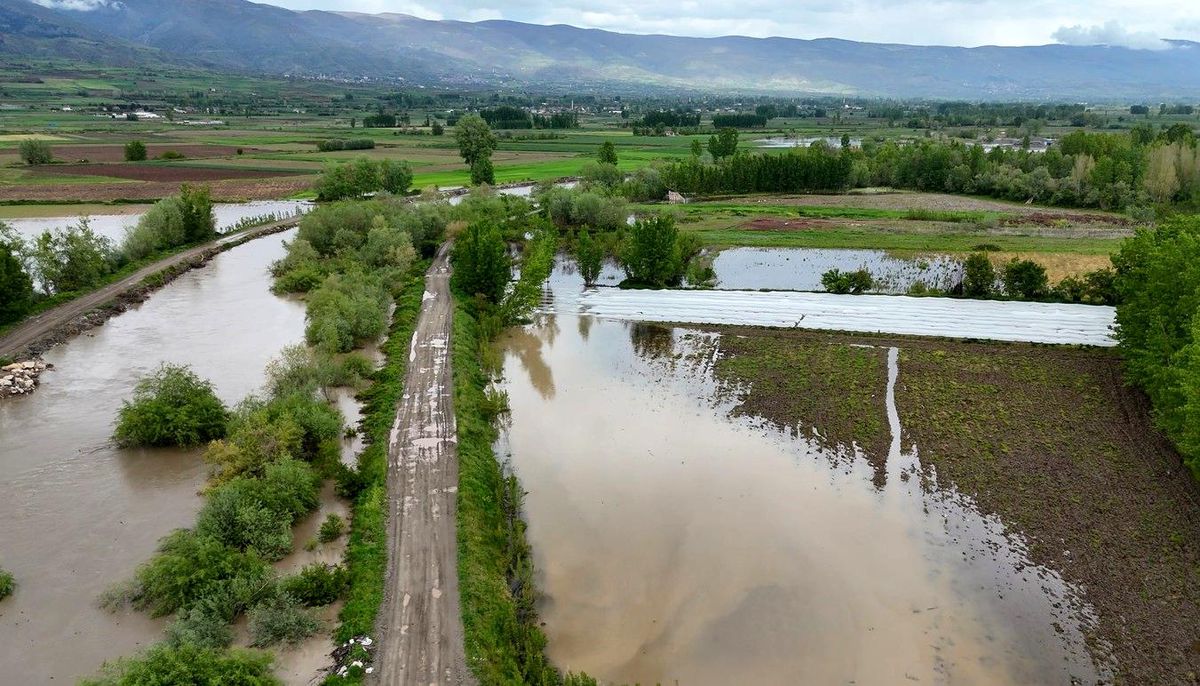 Tokat'ta yollar çöktü, sular altında kalan tarım arazileri dron ile görüntülendi