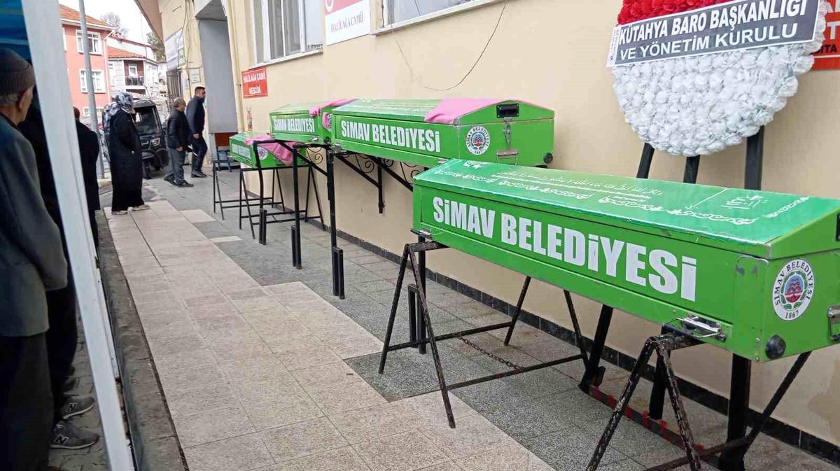 Uşak'taki kazada hayatını kaybeden 4 kişilik aile toprağa verildi